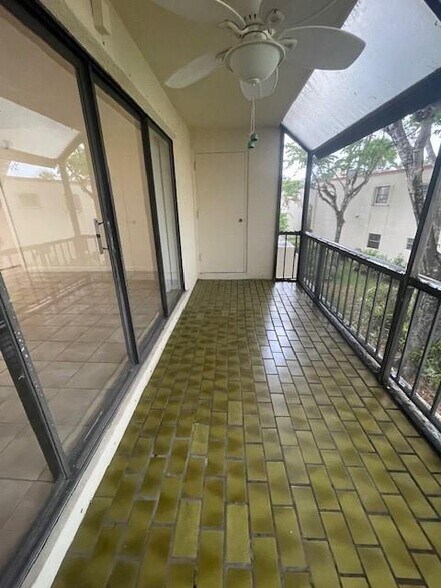 Building Photo - 301 N Pine Island Rd