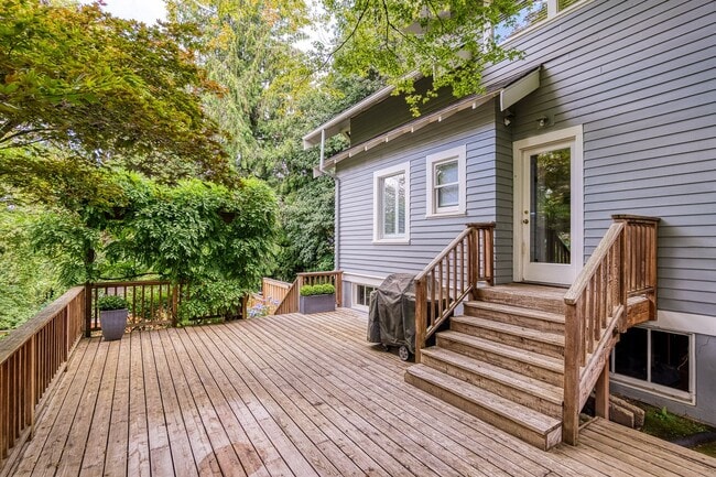 Building Photo - Stunning Portland Heights Craftsman for Re...