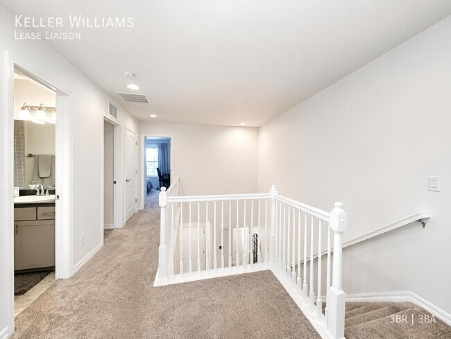 Building Photo - 1173 Solitaire St