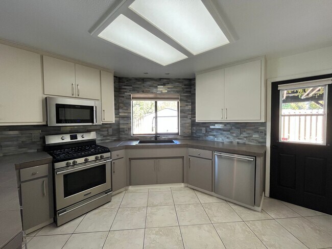 Building Photo - 946 St Ann Dr