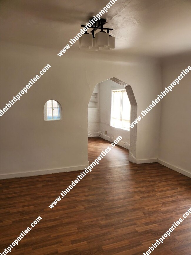 Building Photo - Charming 2 bedroom, 1 bathroom in Wells Park!