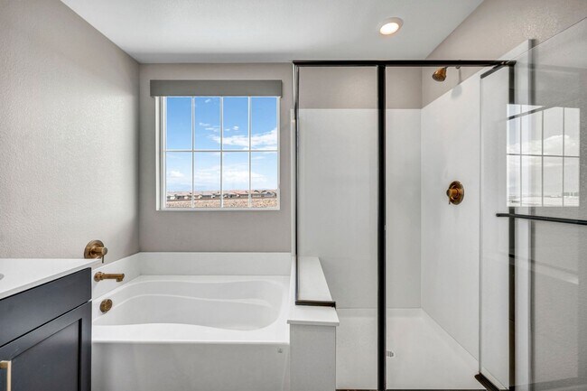 Building Photo - Spacious 5-Bedroom Home with Loft, Pool & Mountain Views