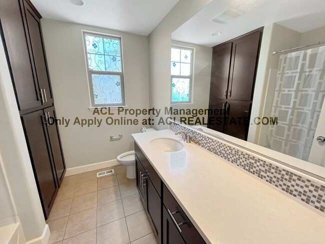 Building Photo - Beautiful 4 Bed / 3 Bath Home with Views —...