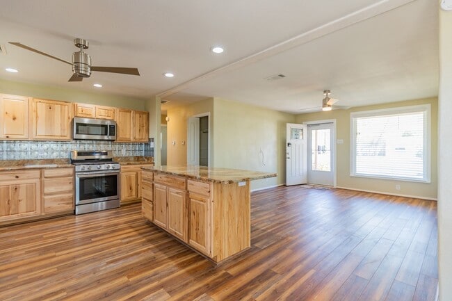 Building Photo - Charming 3 Bed 1 Bath Home