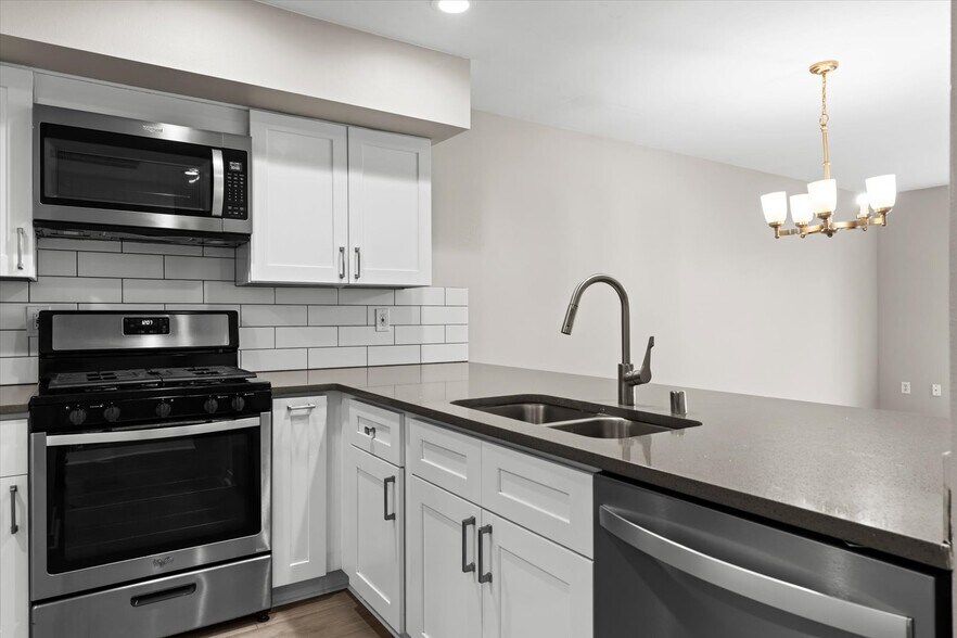 Building Photo - 501 23rd Ave S