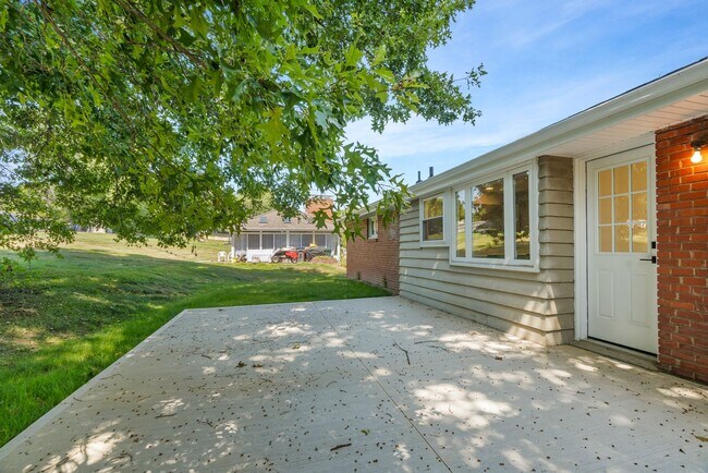 Building Photo - Beautifully Renovated 4 Bed/ 2 Bath with 2...