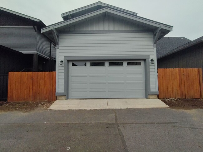 Building Photo - Spacious 3 bedroom 2.5 bath w/ an office a...