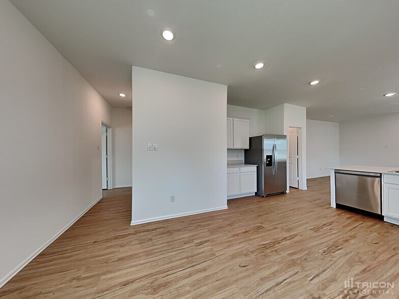 Building Photo - 1911 Ballesteros St