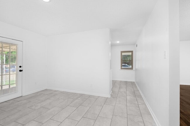 Building Photo - 3 bedroom, 2 bath recently renovated in So...