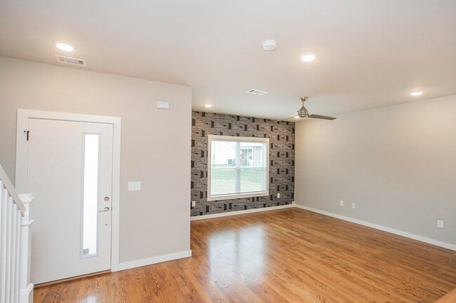 Building Photo - 3637 Hydes Ferry Rd