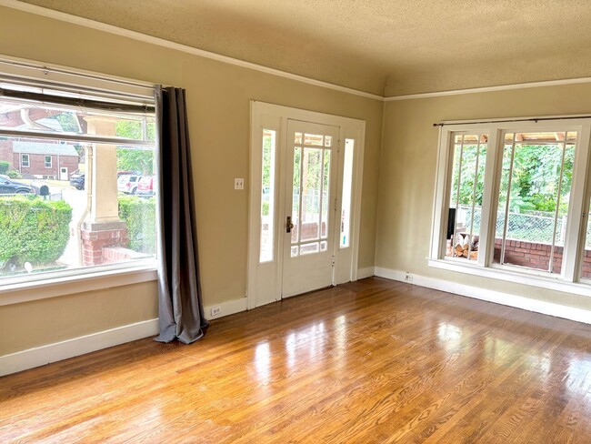 Building Photo - Historic Milwaukie 3 bedroom bungalow with...