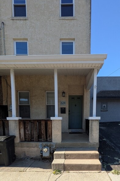 Building Photo - 624 E Hector St