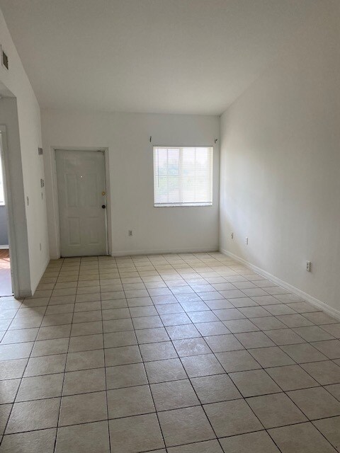 Building Photo - 2721 SE 12th Plz