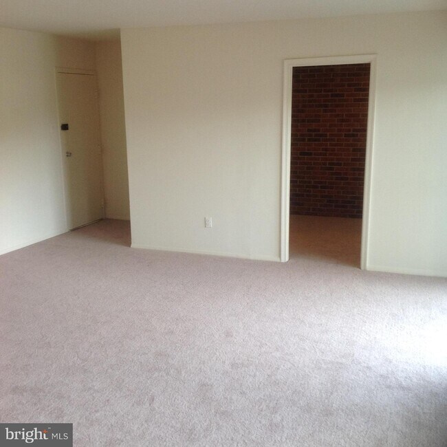 Building Photo - 2025 N Lincoln St