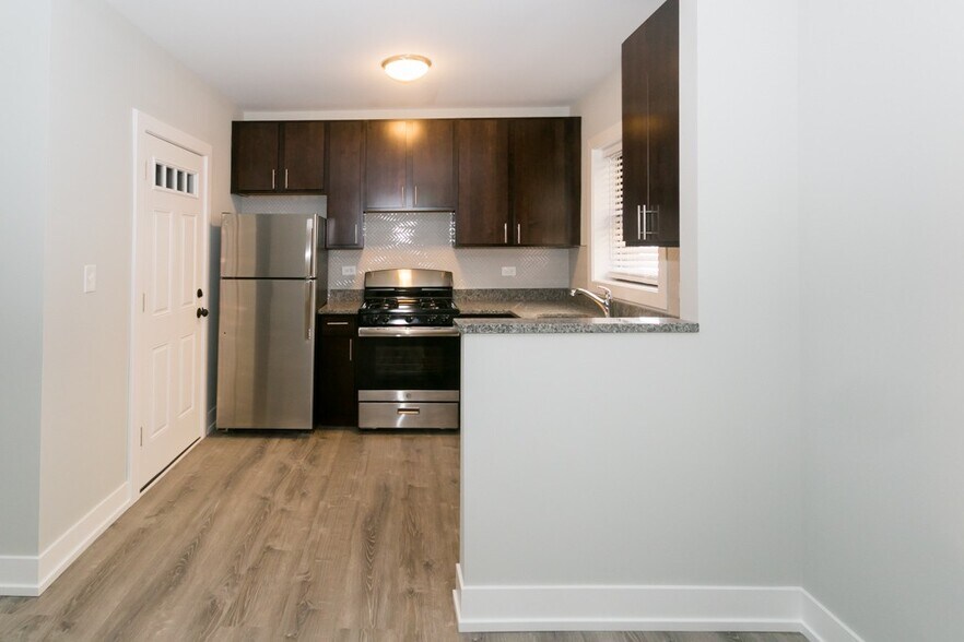 Building Photo - 735 W Brompton Ave