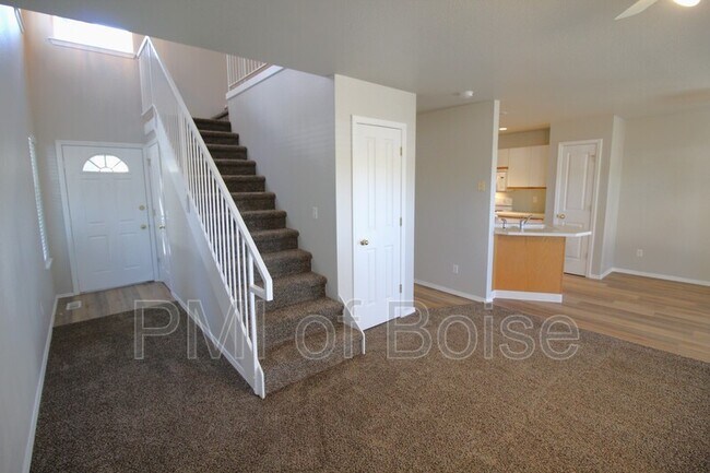 Building Photo - 5801 N Cobbler Ln
