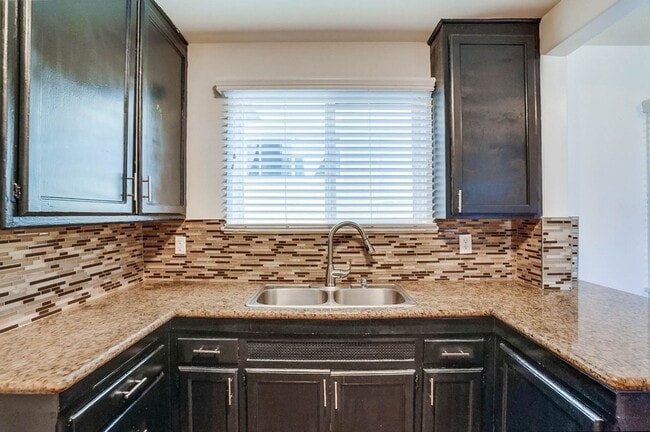 Building Photo - 4462 1/2 W 59th St-