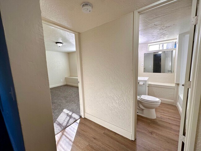 Building Photo - LARGE DOWNSTAIRS CORNER UNIT 2 BED 1 BATH ...