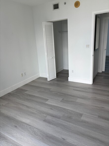 Building Photo - 950 Brickell Bay Dr