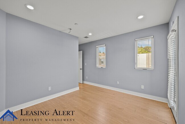 Building Photo - 1957 1/2 Vista Del Mar Ave