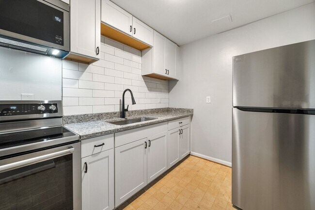 Building Photo - Newly Renovated 2 Bedroom, 1 Bath Duplex within walking Distance to UVA!