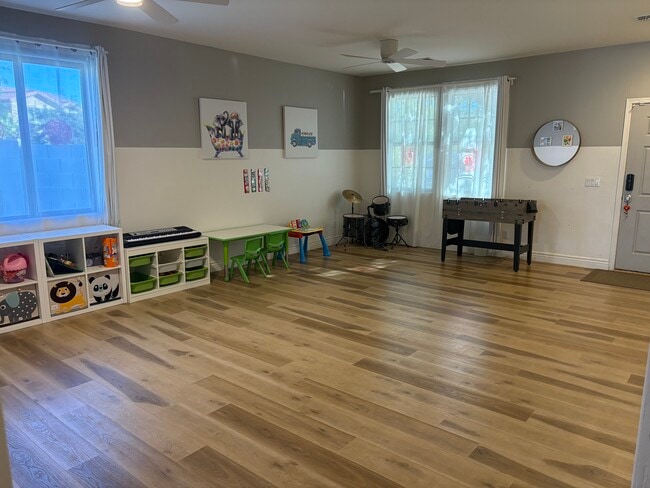 Building Photo - 1180 E Saddleback Pl