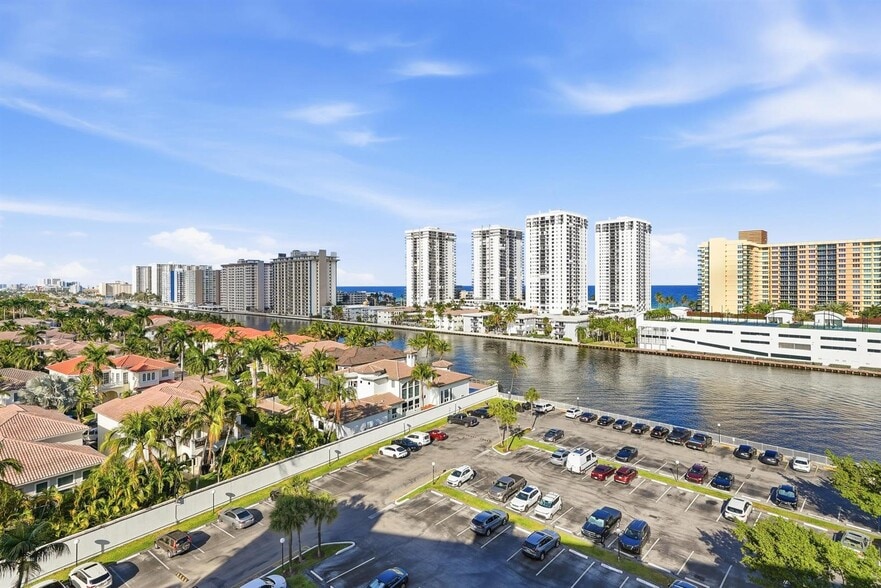 Building Photo - 1000 Parkview Dr