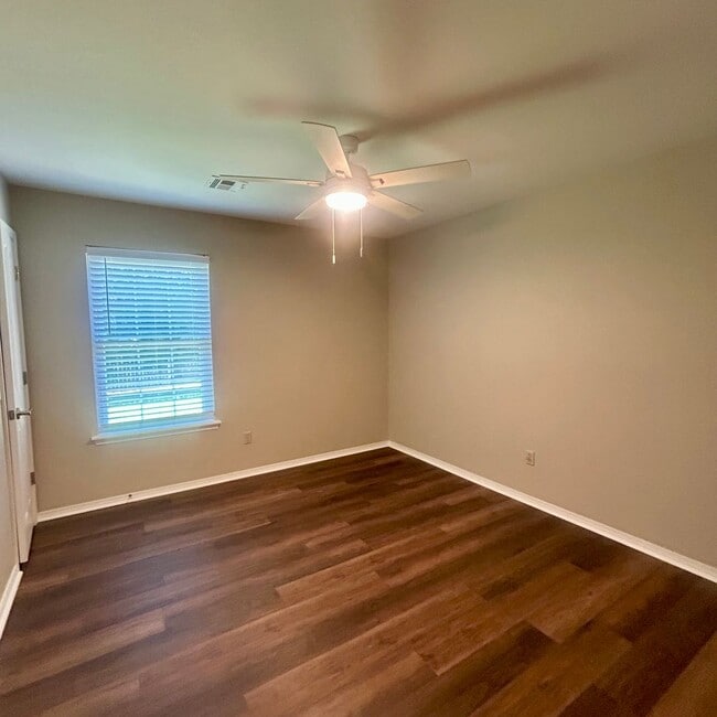 Building Photo - Enjoy Coming Home To This Beautiful and Well Maintained Home Close To Shopping, Restaurants & More!