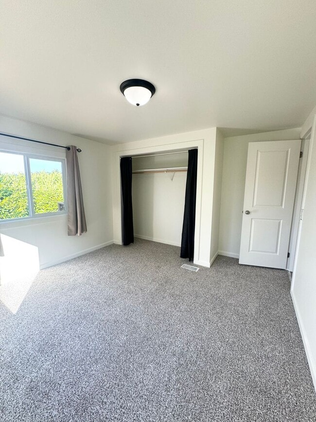 Building Photo - 3 Bedroom 2 Bathroom for Rent.