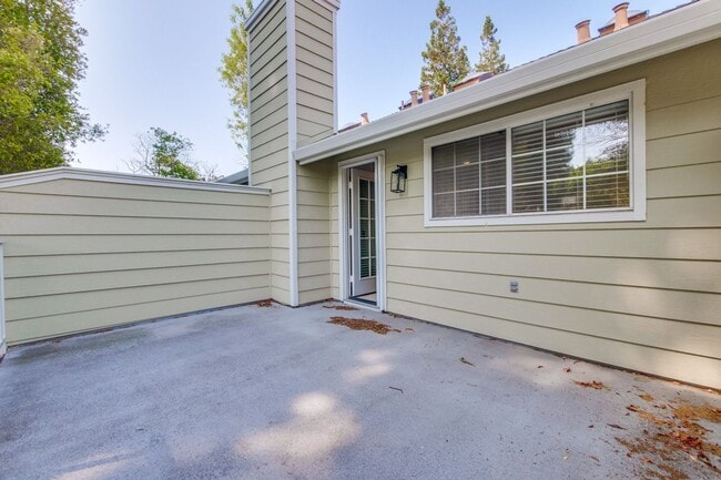 Building Photo - 2-Suite Townhome in Whisman Station Area | Easy Access to 101/237/85