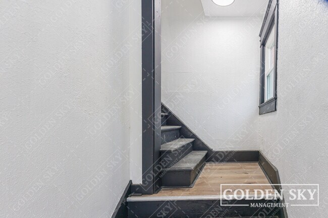 Building Photo - 219 E Willard St