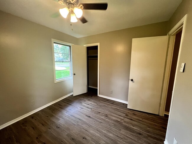 Building Photo - 703 Camellia Dr