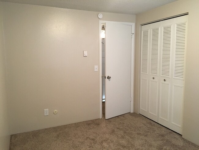 Building Photo - Cute updated 2 bed 1.5 bath Condo on S Cur...