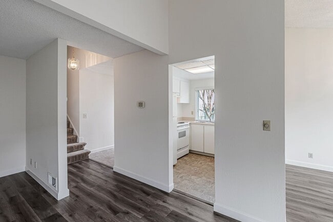 Building Photo - 2 bedroom, 2 bath townhome in the Northpoint HOA!