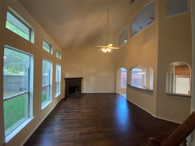 Building Photo - 9210 Hidden Lake E Dr