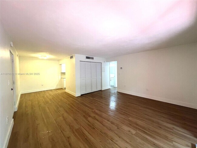 Building Photo - 10822 N Kendall Dr