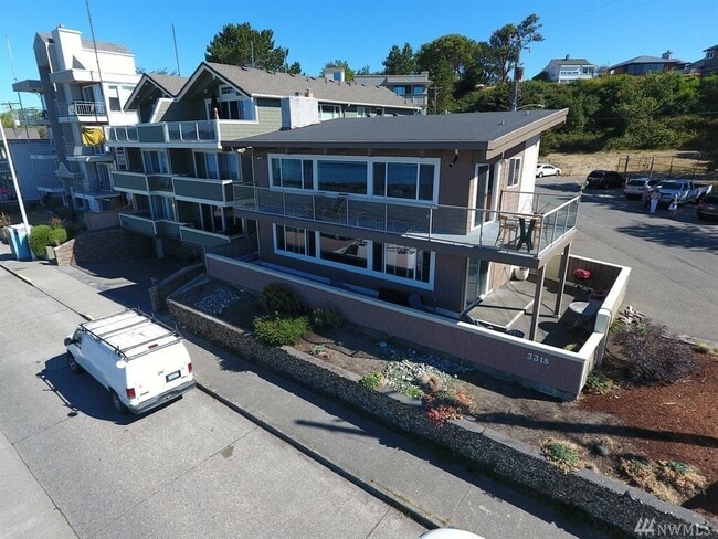Building Photo - 3318 Beach Dr SW