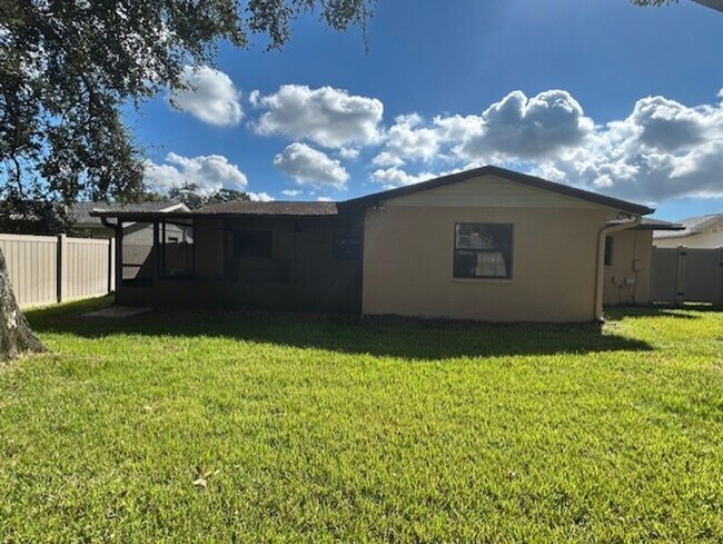 Building Photo - Spacious 3/2/2 in a quiet neighborhood available now!!