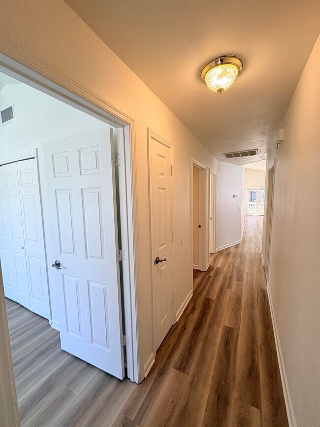 Building Photo - 4428 Siesta Ct