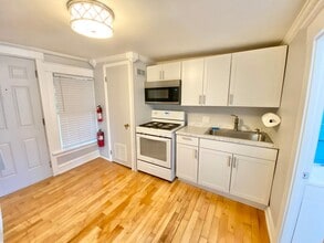 Building Photo - 2 Bedroom Apartment in Burlington VT Available 6/1!
