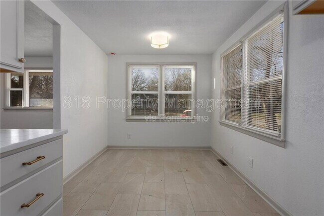Building Photo - 609 SE Florence Ave