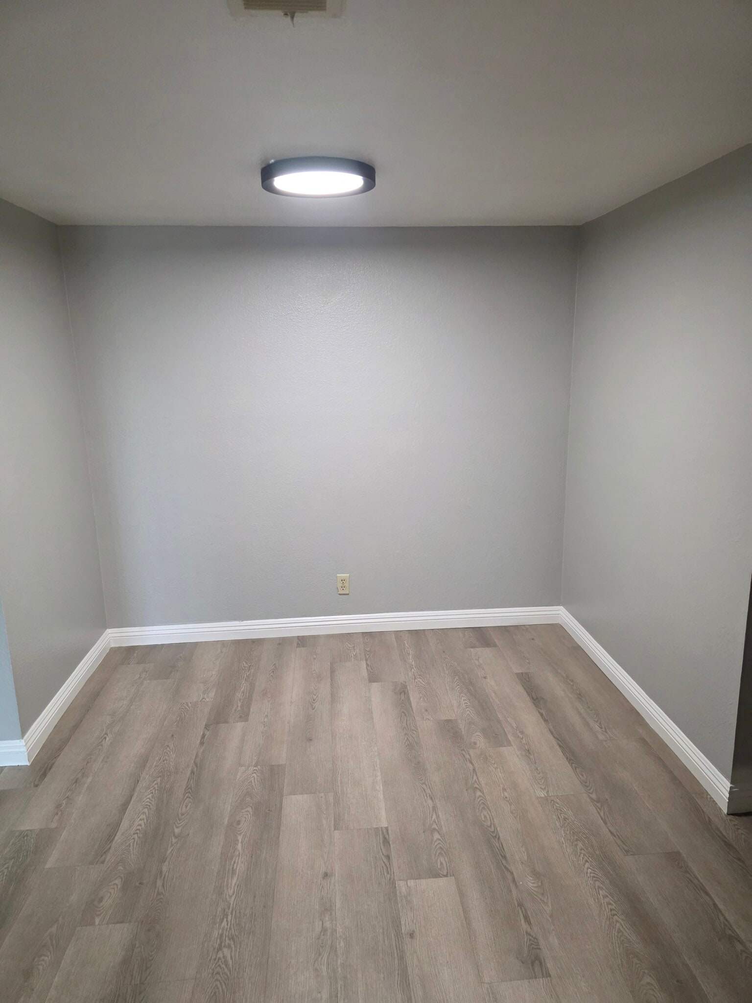 Building Photo - 5098 River Glen Dr