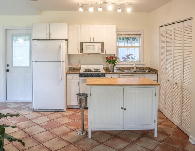 Building Photo - 808 Flamingo Dr