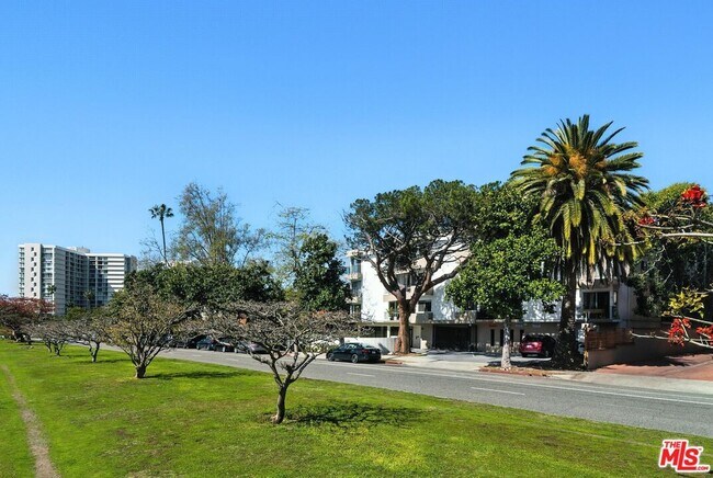 Building Photo - 305 San Vicente Blvd