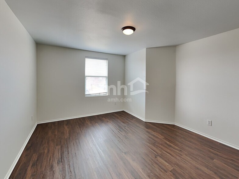 Building Photo - 1409 Laurel Ln