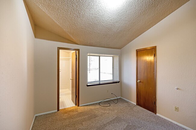 Building Photo - Super cute 2 bedroom townhouse!