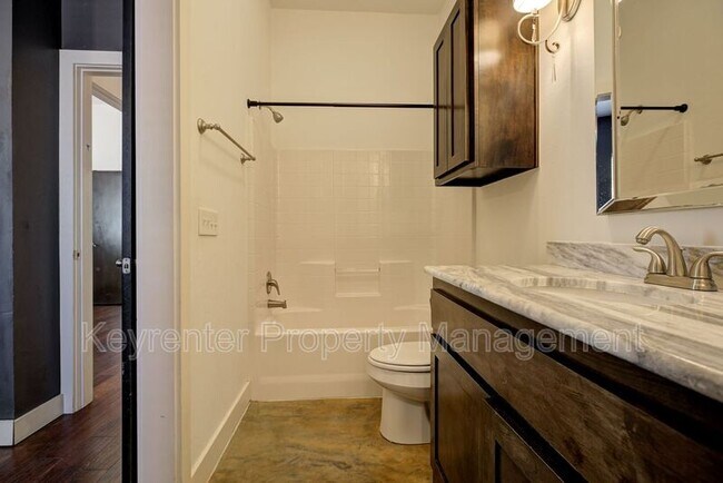 Building Photo - 727 NE 5th St