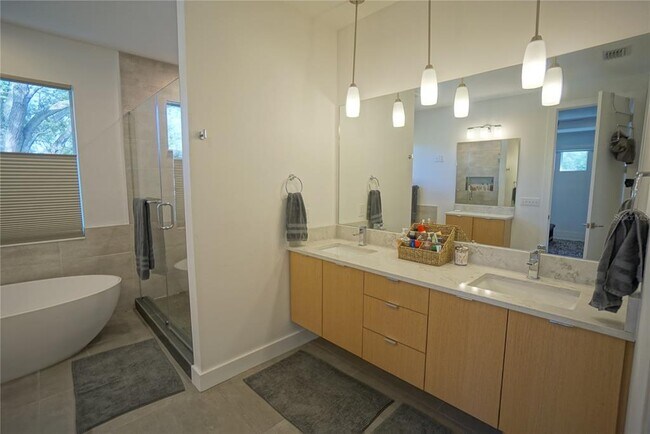 Building Photo - 209 S Trask St