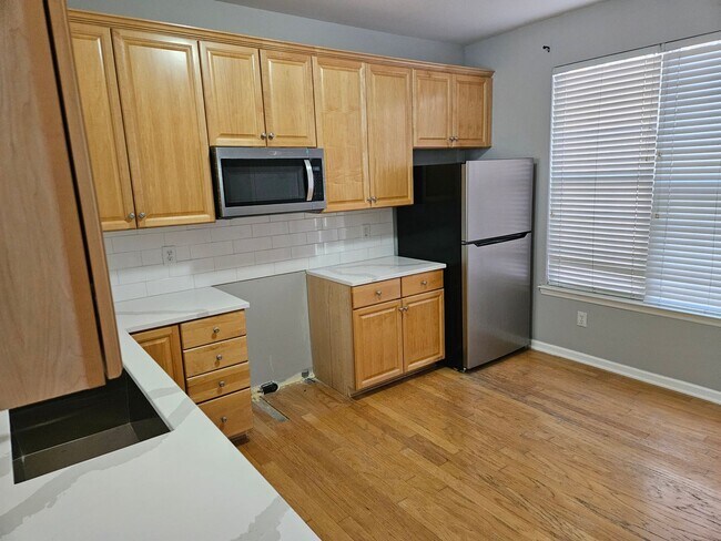 Building Photo - Charming 2br/2.5ba in Delta Lake, end unit townhome! Available now!
