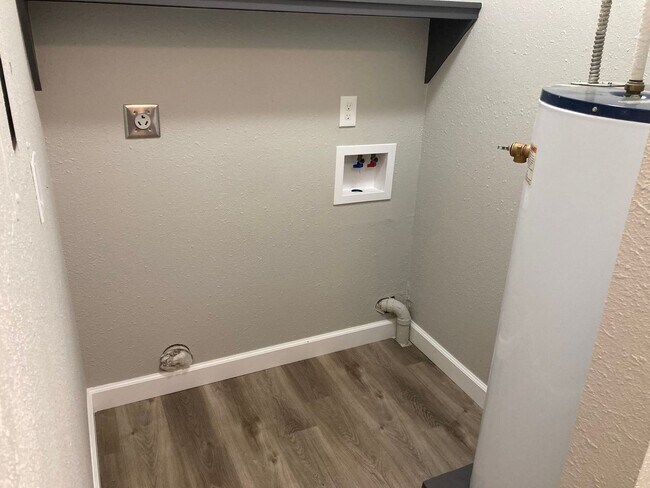 Building Photo - Newly Renovated 2 Bedroom 1.5 Bathroom Tow...